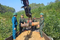 Autoridades de Nghe An desactivan de forma segura una bomba de 350 kg (Foto: VNA)