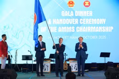 El ministro de Cultura, Deportes y Turismo de Vietnam, Nguyen Van Hung, preside el acto de traspaso del papel de anfitrión de la AMMS 9 al representante de Camboya. (Foto: VNA)