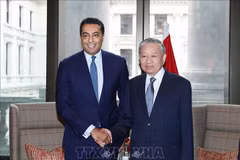 El secretario general del Partido Comunista de Vietnam, To Lam, y Saif Malik, director ejecutivo del banco Standard Chartered. (Foto: VNA)