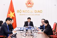 El viceministro vietnamita de Relaciones Exteriores Nguyen Manh Cuong (centro) en las conversaciones telefónicas con el subsecretario de Relaciones Exteriores de Filipinas para Política Leo Herrera-Lim. (Foto: Ministerio de Relaciones Exteriores)