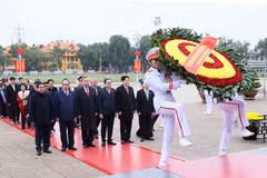 Dirigentes de Vietnam rinden tributo al Presidente Ho Chi Minh en el 80 aniversario de primeras elecciones generales (Foto: VNA)