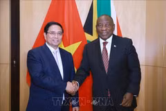 El primer ministro vietnamita, Pham Minh Chinh, y el presidente sudafricano, Cyril Ramaphosa. (Foto: VNA)
