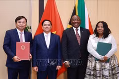 El primer ministro vietnamita, Pham Minh Chinh, y el presidente de Sudáfrica, Matamela Cyril Ramaphosa, en la ceremonia de la firma del Memorando de Entendimiento para la cooperación binacional en la agricultura. (Foto: VNA)