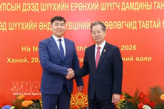 El presidente del Tribunal Supremo Popular de Vietnam, Nguyen Van Quang, y su homólogo mongol, Ganzorig Damdin (Foto: VNA)