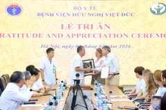 El director del Hospital de Amistad Viet Duc, Duong Duc Hung, agradece a familia de la jóven británica quien dona sus órganos para salvar la vida de tres pacientes vietnamitas en estado terminal. (Foto: chinhphu.vn)