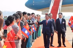 El miembro del Buró Político y permanente del Secretariado del Comité Central del Partido Comunista de Vietnam, Tran Cam Tu. llega a Laos para iniciar su visita oficial. (Foto: VNA)