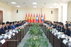 El miembro del Buró Político y permanente del Secretariado del Comité Central del Partido Comunista de Vietnam, Tran Cam Tu, sostiene conversaciones con su homólogo del Partido Popular Revolucionario de Laos, Vilay Lakhamphong. (Foto: VNA)