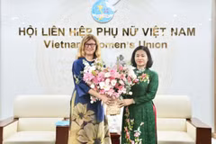 La vicepresidenta del Comité Central del Frente de la Patria de Vietnam y presidenta de la Unión de Mujeres, Nguyen Thi Tuyen, y la representante de UNICEF en Vietnam, Silvia Danailov. (Foto: VNA)