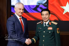 El miembro del Buró Político, vicepremier y ministro de Defensa de Vietnam, general Phan Van Giang, y el ministro de Defensa de Rusia, Andrey Belousov. (Foto: VNA)