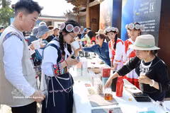 Presentan café de Yunan en festival de café de la Montaña Nevada del Dragón de Jade en el antiguo pueblo de Baisha, China. (Foto: VNA)
