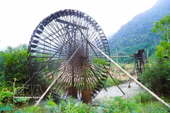 El pueblo Thai en el valle de Binh Chuan fabrica y utiliza estas gigantescas norias de agua que transportan el líquido día y noche desde los arroyos hacia las alturas, irrigando los campos mediante un sistema de flujo por gravedad. (Foto: VNA)