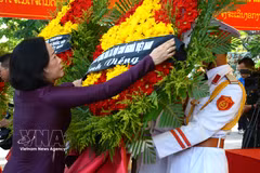 La vicepresidenta de la Asamblea Nacional de Vietnam, Nguyen Thi Thanh, asiste a ceremonia de entierro de restos de mártires (Foto: VNA)