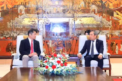 El subsecretario del Comité del Partido y presidente del Comité Popular de Hanoi, Vu Dai Thang, y el gobernador de la prefectura japonesa de Yamanashi, Nagasaki Kotaro. (Foto: VNA)