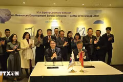 El viceministro del Interior de Vietnam, Vu Chien Thang, presencia la firma del Acuerdo de Compromiso de Servicio entre HRD Korea y el Centro de Trabajo en el Extranjero. (Foto: VNA)