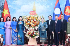 Una delegación de la Unión de Mujeres de Vietnam, encabezada por su presidenta Nguyen Thi Tuyen, visita a Embajada de Laos en Vietnam para extender felicitaciones con motivo del 50º aniversario del Día Nacional del país vecino. (Foto: VNA)