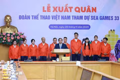 El primer ministro de Vietnam, Pham Minh Chinh, con representantes de la delegación nacional que participa en los SEA Games 33. (Foto: VNA)