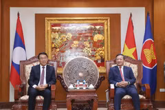 El embajador de Vietnam en Laos, Nguyen Minh Tam, recibe al miembro del Comité Central del Partido Popular Revolucionario de Laos (PPRL) y jefe de su Departamento de Relaciones Exteriores, Bounleua Phandanouvong. (Foto: VNA)