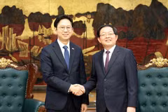 El viceprimer ministro de Vietnam Ho Quoc Dung y viceprimer ministro y titular de Ciencia y Tecnología de Información de Corea del Sur, Bae Kyung Hoon. (Foto: baochinhphu.vn)
