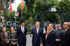 El secretario general del Partido Comunista y presidente de Vietnam, To Lam, recibe a embajadores y encargados de negocios de los países miembros de la ASEAN acreditados en Hanoi. (Foto: VNA)