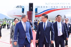 El ministro de Industria y Comercio de Vietnam, Le Manh Hung, recibe al primer ministro de Camboya, Samdech Moha Borvor Thipadei Hun Manet, en el aeropuerto. (Foto: VNA)