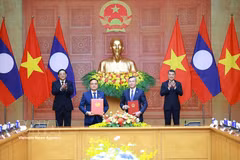 El primer ministro de Vietnam, Le Minh Hung, y su homólogo laosiano, Sonexay Siphandone, presencian en el intercambio del acuerdo de cooperación para el período 2026-2030 entre ministerios de Finanzas de sus respectivos países. (Foto: VNA)