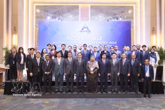El miembro del Buró Político y ministro de Relaciones Exteriores de Vietnam, Le Hoai Trung, y los delegados. (Foto: VNA)