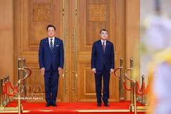 El primer ministro de Vietnam, Le Minh Hung, y su homólogo de Tailandia, Anutin Charnvirakul. (Foto: VNA)