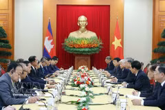 El secretario del Partido Comunista y presidente de Vietnam, To Lam, recibe al presidente del Senado de Camboya, Hun Sen. (Foto: VNA)