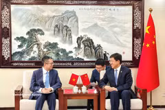 El embajador de Vietnam en China, Pham Thanh Binh, (izquierda) en un encuentro con el primer secretario del Comité Central de la Liga de la Juventud Comunista de China (CYLC), A Dong. (Foto: VNA)