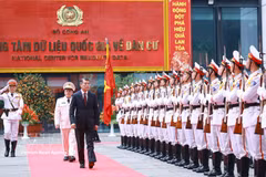 El primer ministro de Vietnam, Le Minh Hung, asiste a la ceremonia por el 80 aniversario del día tradicional de la fuerza de Policía de Gestión administrativa sobre el orden social. (Foto: VNA)