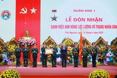 El secretario general del Partido Comunista y presidente de Vietnam, To Lam, entrega título de Héroe de las Fuerzas Armadas Populares a la Región Militar 1. (Foto: VNA)