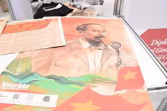 En el espacio expositivo conjunto de Granma y Nhan Dan, se presentan al público numerosas publicaciones sobre la historia de Vietnam y el presidente Ho Chi Minh. (Foto: VNA)