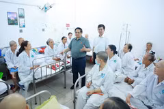 El primer ministro de Vietnam, Pham Minh Chinh, con pacientes en Hospital de Oncología de Can Tho. (Foto: VNA)