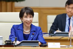 La primera ministra de Japón, Sanae Takaichi, durante su visita a Vietnam. (Foto: VNA)