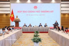 La rueda de prensa ordinaria del Ejecutivo correspondiente a abril de 2026, celebrada el 4 de mayo en Hanoi (Foto: VNA)