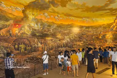 Turistas visitan la pintura panorámica de la Campaña de Dien Bien Phu en el Museo de la Victoria de Dien Bien Phu. (Foto: VNA)