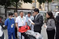 El director del Departamento municipal de Salud, Nguyen Trong Dien, revisa los equipos médicos l servicio del Congreso del Partido (Foto: VNA)