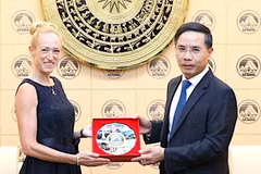 El presidente del Comité Popular de la ciudad de Da Nang, Pham Duc An (derecha), recibe y obsequia regalo de cortesía a la nueva Cónsul General de Italia en Ciudad Ho Chi Minh, Alessandra Tognonato, con motivo de su visita a la ciudad. (Foto: Vietnam+)