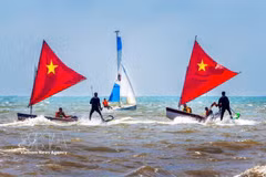 Una serie de actividades deportivas acuáticas como vela, flyboard, remo en SUP y motos de agua a lo largo de la playa del parque Thuy Van reunieron a casi 100 atletas profesionales para competir y realizar exhibiciones. Foto: VNA