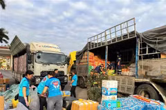 La provincia norteña de Quang Ninh envió de manera urgente cerca de 45 toneladas de productos de primera necesidad, valoradas en más de 78 mil dólares a la provincia central de Lam Don. (Foto: VNA)