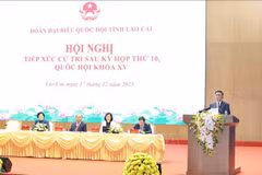 El miembro del Buró Político y miembro permanente del Secretariado del Comité Central del Partido Comunista de Vietnam, Tran Cam Tu, en reunión con electores en Lao Cai. (Foto: VNA)