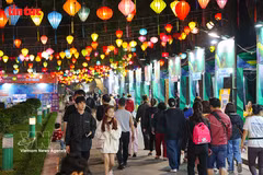 El espacio del Festival de Turismo de Hanoi 2026 en el Parque Thong Nhat atrae a una gran cantidad de residentes y turistas para visitar y experimentar. (Foto: VNA)
