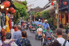 Turistas en el casco antiguo de Hoi An. (Foto: VNA)