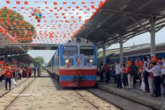 El tren "Thong Nhat" SE4 llega a Da Nang en el día conmemorativo de la Victoria del 30 de abril. Foto ilustrativa: VNA