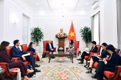 La viceministra de Relaciones Exteriores de Vietnam, Le Thi Thu Hang, en una reunión conDiego Díaz, director de Cooperación Internacional de la Sociedad Nacional de Ferrocarriles de Francia (SNCF). (Foto: Cancillería) 