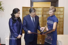 La ministra de Desarrollo Digital e Información de Singapur, Josephine Teo, entrega al secretario general del Partido Comunista y presidente de Vietnam, To Lam, y a su esposa, un álbum de fotos que recopila las actividades del mandatario vietnamita y su cónyuge en Singapur. (Foto: VNA)