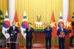 El secretario general del Partido Comunista y presidente de Vietnam, To Lam, y el presidente de Corea del Sur, Lee Jae Myung, presencian en Hanoi la ceremonia de intercambio de una serie de documentos de cooperación. (Foto: VNA)
