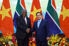 El primer ministro de Vietnam, Pham Minh Chinh, y el presidente de Sudáfrica, Matamela Cyril Ramaphosa. (Foto: VNA)