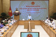 El miembro del Buró Político y viceprimer ministro permanente de Vietnam, Pham Gia Tuc, preside la reunión de revisión de expedientes en su calidad de presidente del Consejo Consultivo de Amnistía de 2026. (Foto: VNA)