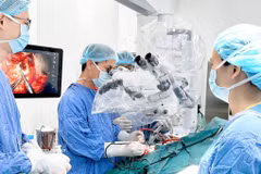 Los médicos realizan una cirugía cerebral a un paciente. (Foto: VNA)